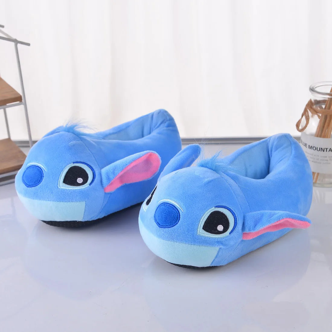 Cálidas pantuflas de felpa  Disney Stitch para el hogar, antideslizantes.