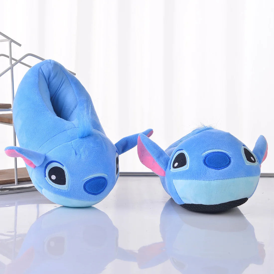 Cálidas pantuflas de felpa  Disney Stitch para el hogar, antideslizantes.