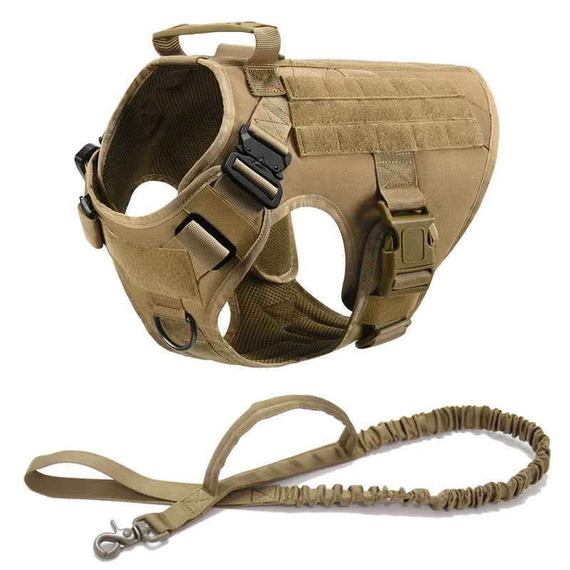 Conjunto de arnes tactico militar con correa para perros grandes. Disponible en varios tamaños,  y en dos variantes.